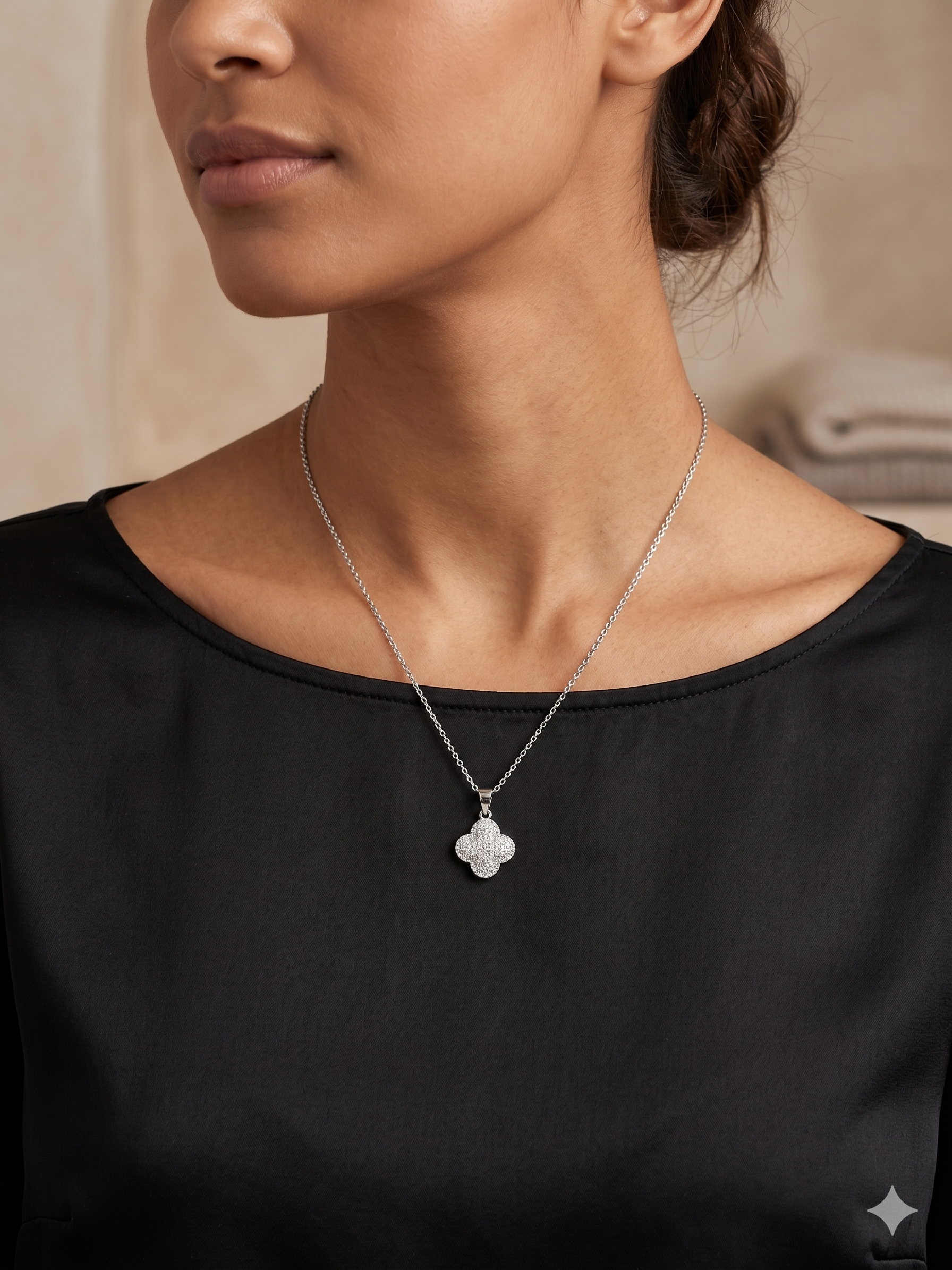 Edelstahl Kleeblatt Kette mit Zirkonia Steinen – Silberfarben